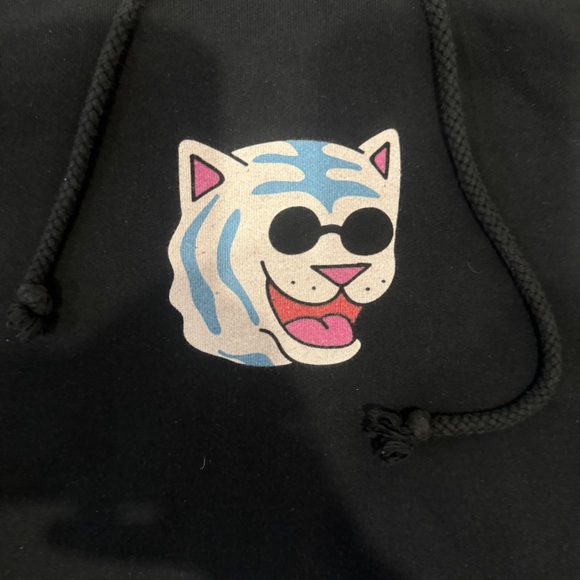 Black medium men’s hoodie from Rip & Dip has a white cat graphic throughout - Picture 5 of 10